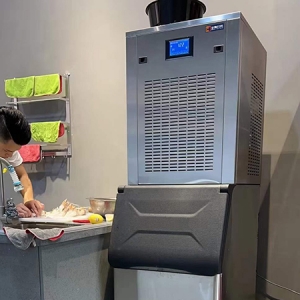 200公斤雪花制冰机交付上海某餐饮店使用